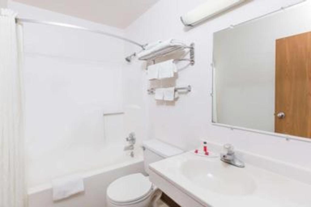 Super 8 By Wyndham Wayne Hotel Luaran gambar