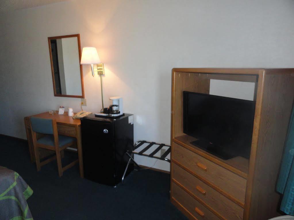 Super 8 By Wyndham Wayne Hotel Luaran gambar